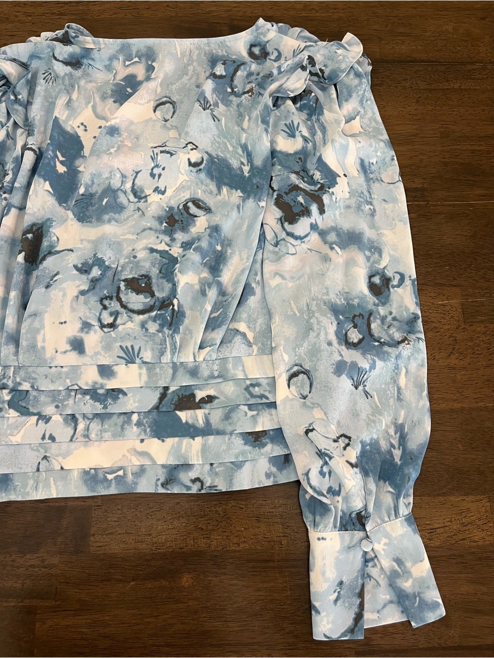 White House Black Market Blue and White Floral V-Neck Long-Sleeve Blouse Sz 8 - Picture 11 of 13